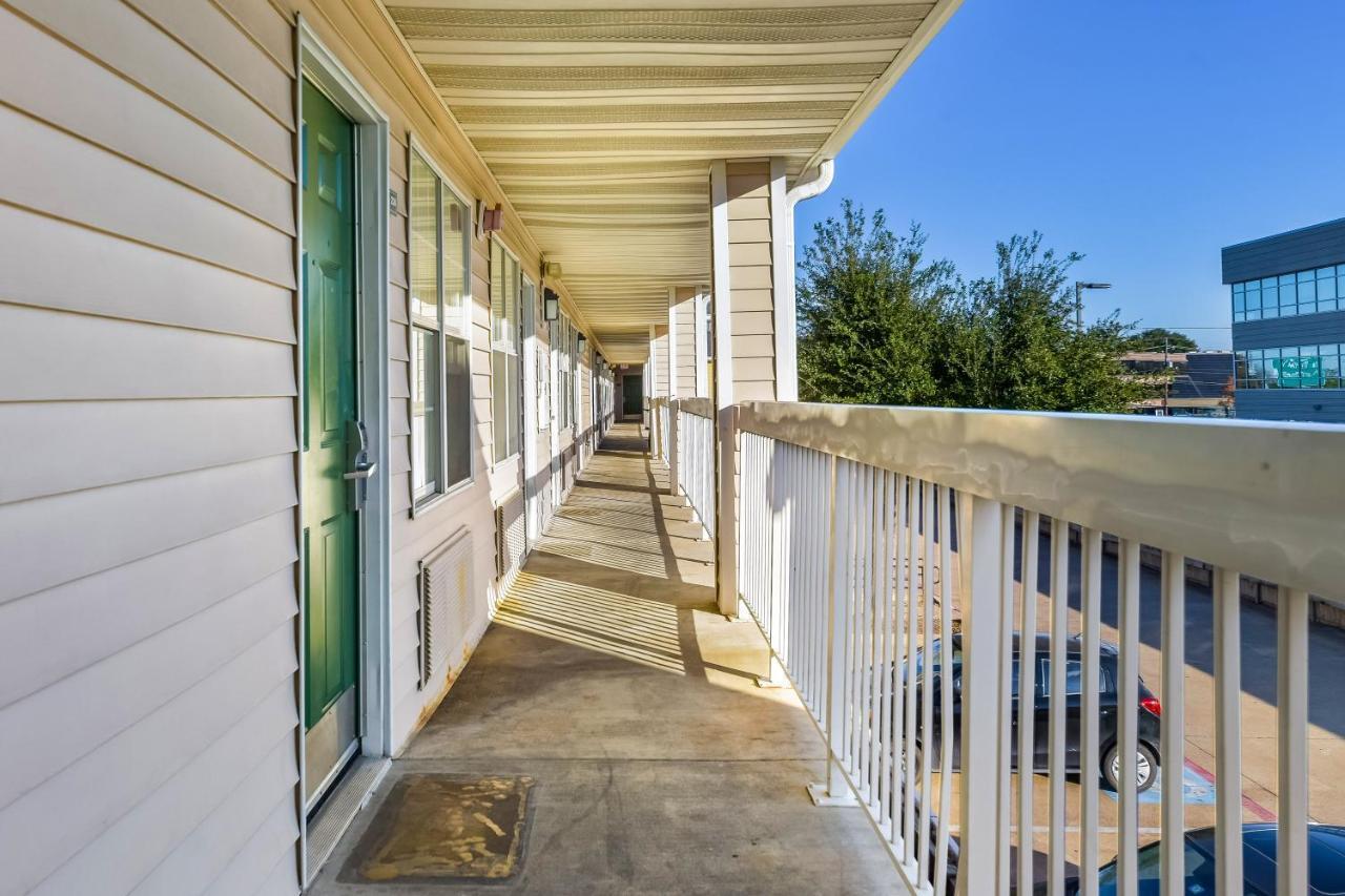 Hometowne Studios By Red Roof Dallas - North Addison - Tollway Zewnętrze zdjęcie