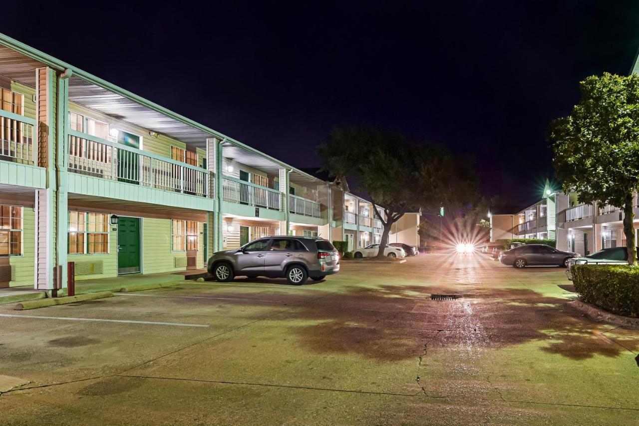 Hometowne Studios By Red Roof Dallas - North Addison - Tollway Zewnętrze zdjęcie