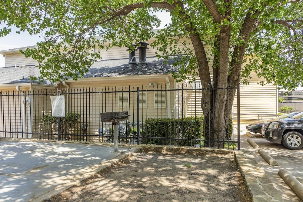 Hometowne Studios By Red Roof Dallas - North Addison - Tollway Zewnętrze zdjęcie